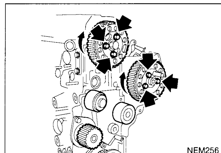 Front of engine with arrows indicating clockwise rotation of camshaft and injection-pump sprockets to the end of their hub slots — illustrates installation steps 1–3.