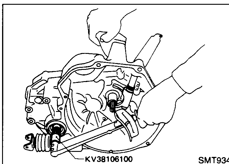 Hands using special tool KV38106100 to rotate the transaxle final-drive flange and measure total turning torque.
