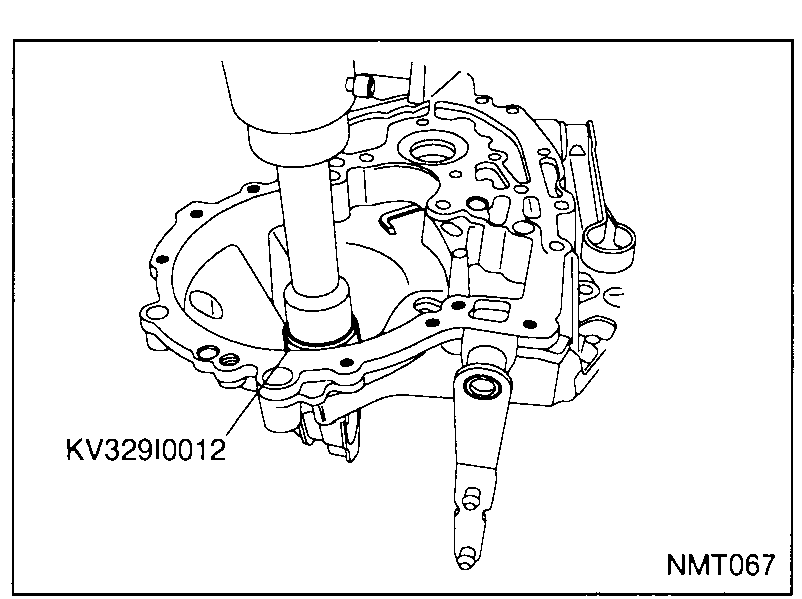 Special tool KV32910012 pressing the differential right-hand side bearing outer race into the case from above.