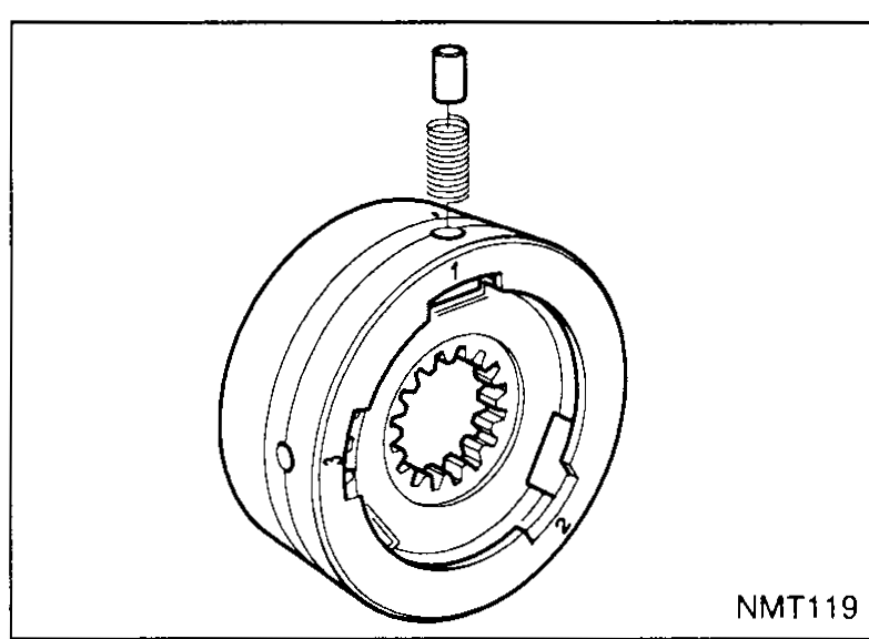 Tool KV32910080 cradling the hub; arrow points to side G of the tool. A 'Notch' is labelled at the top of the hub aligning with hole no. 1 of the tool.