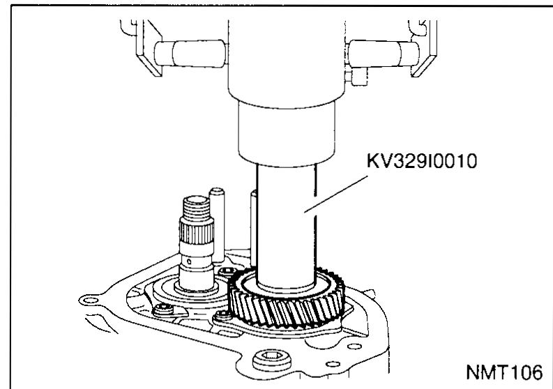 5th input gear being pressed onto the input shaft using drift tool KV32910010 from above. The press tool label is called out with an arrow. The mainshaft is visible to the right.